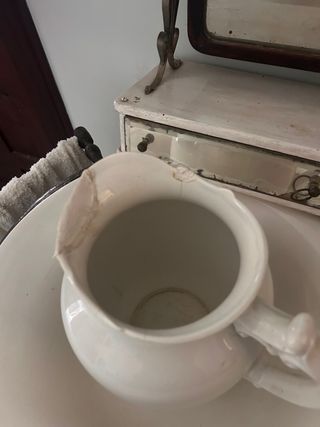 Lavabo antiguo con espejo y jarrón