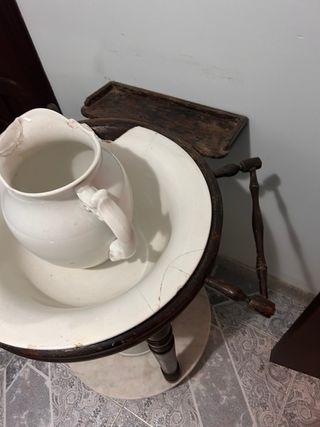 Lavabo antiguo con espejo y jarrón