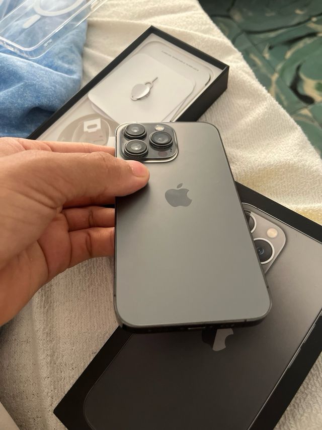 iPhone 13 Pro Gris con Caja y Cargador
