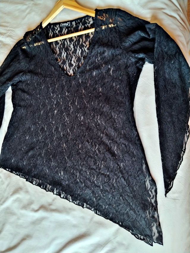 Top asimétrico encaje negro