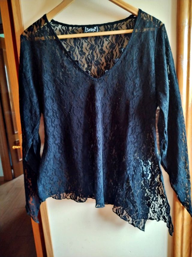 Top asimétrico encaje negro