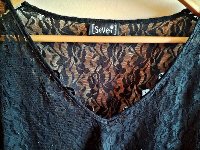 Top asimétrico encaje negro