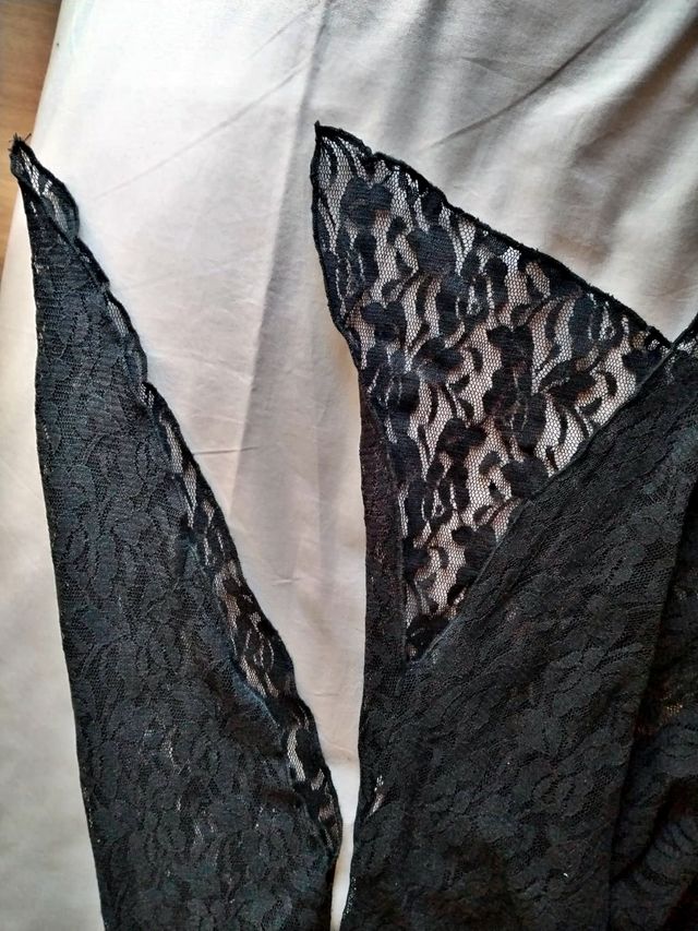 Top asimétrico encaje negro