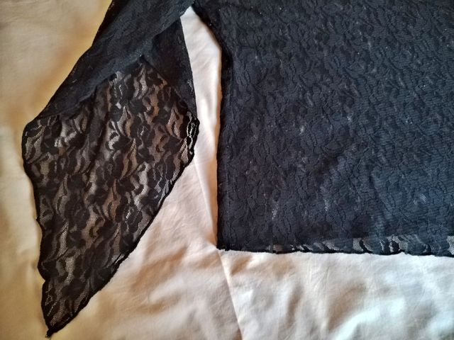 Top asimétrico encaje negro