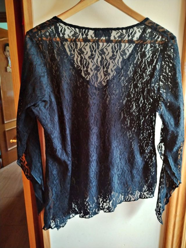 Top asimétrico encaje negro