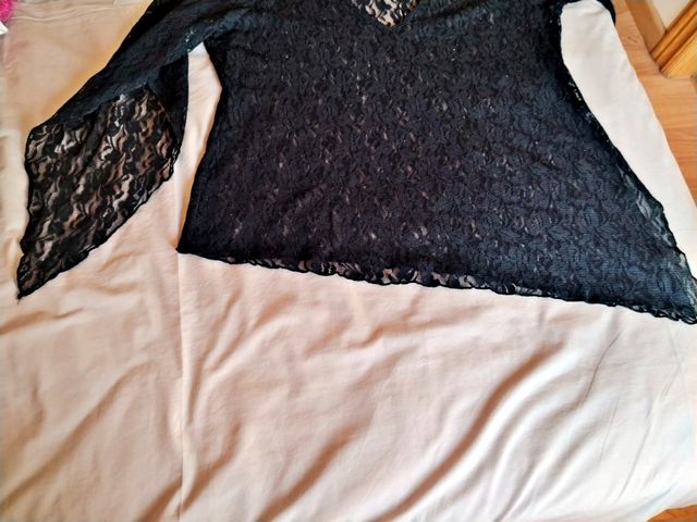 Top asimétrico encaje negro