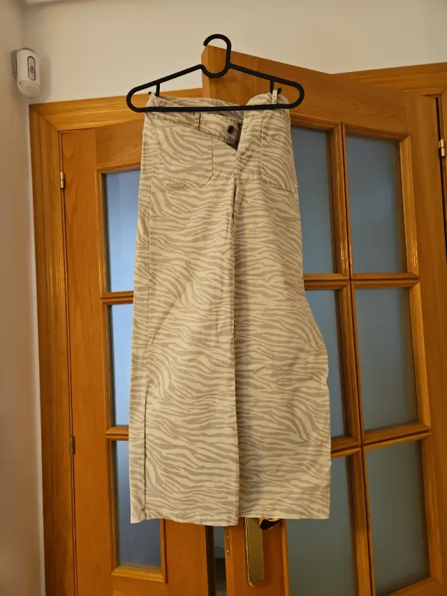 Pantalón beige estampado cebra talla s