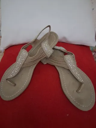 Sandalias planas con pedrería beige y plateadas