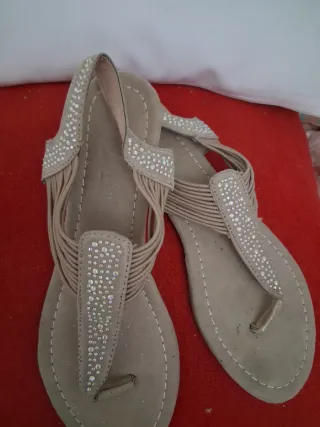 Sandalias planas con pedrería beige y plateadas