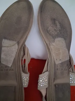 Sandalias planas con pedrería beige y plateadas