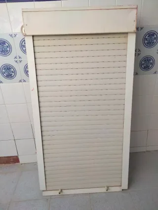 Ventana de aluminio con persiana