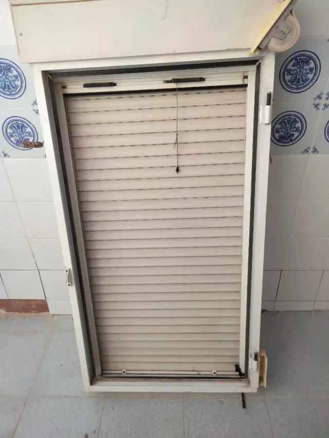 Ventana de aluminio con persiana
