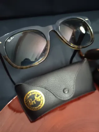 Gafas de sol Ray-Ban negras y marrones