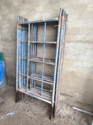 Andamio de obra metálico azul