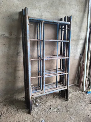 Andamio de obra metálico azul
