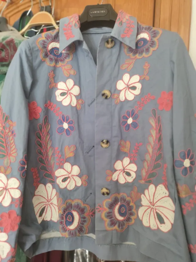 Chaqueta bordada no estrenada es muy bonita