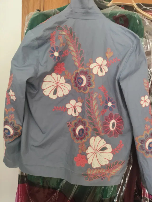 Chaqueta bordada no estrenada es muy bonita
