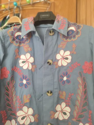 Chaqueta bordada no estrenada es muy bonita