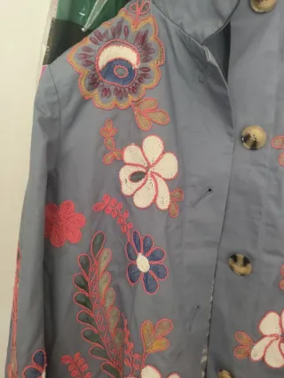 Chaqueta bordada no estrenada es muy bonita