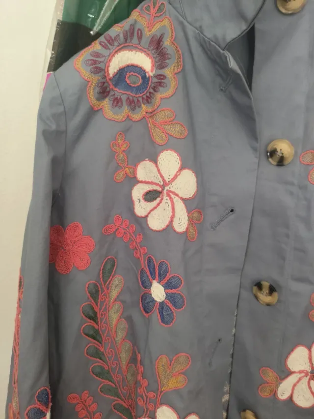 Chaqueta bordada no estrenada es muy bonita