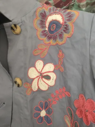Chaqueta bordada no estrenada es muy bonita
