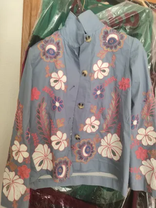 Chaqueta bordada no estrenada es muy bonita