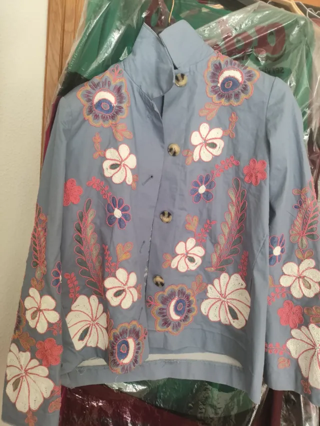 Chaqueta bordada no estrenada es muy bonita