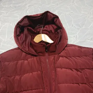 Chaqueta Roja con Capucha Caballero