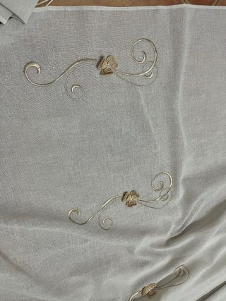 Cortinas beige y doradas con bordado
