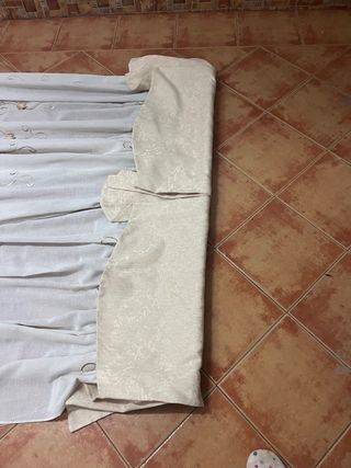 Cortinas beige y doradas con bordado