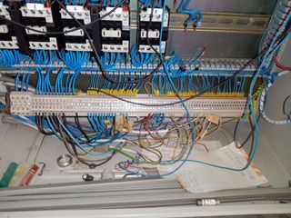 Cuadro eléctrico con ordenador