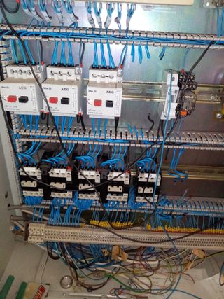 Cuadro eléctrico con ordenador