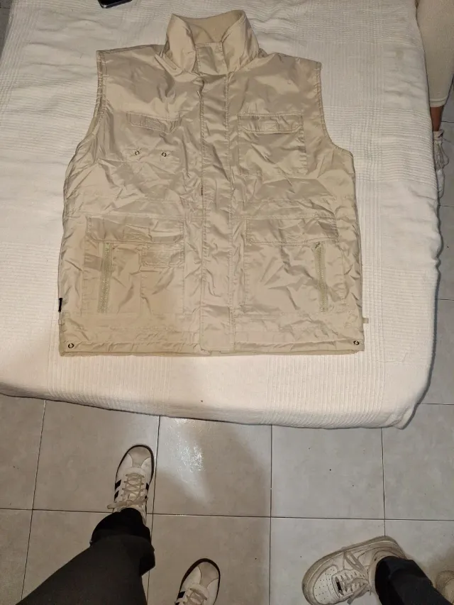 Chaleco beige con múltiples bolsillos y reversible