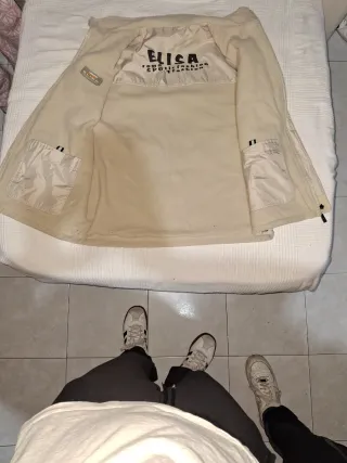 Chaleco beige con múltiples bolsillos y reversible