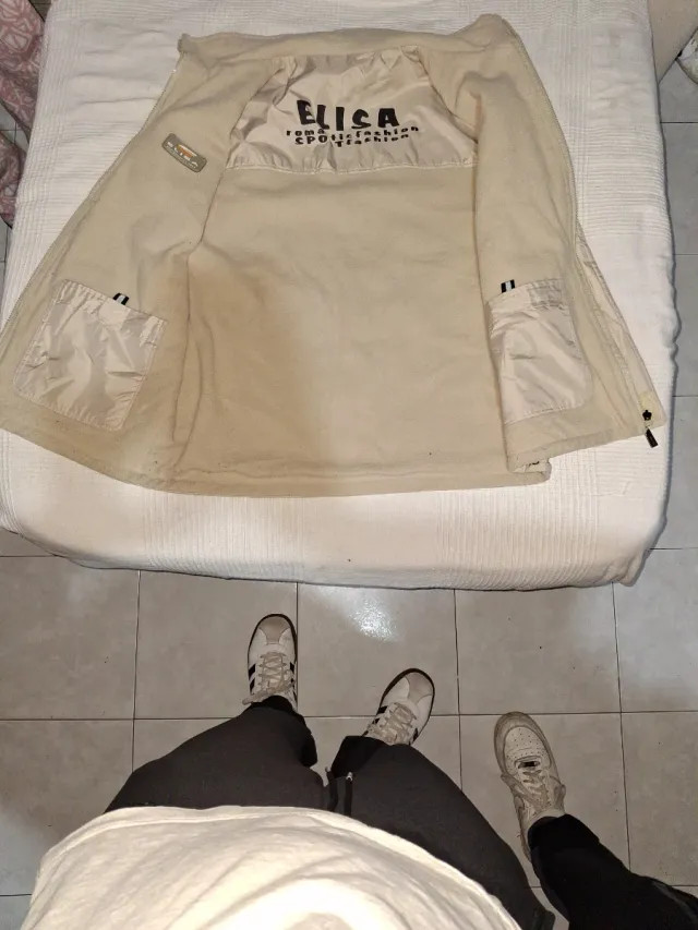 Chaleco beige con múltiples bolsillos y reversible