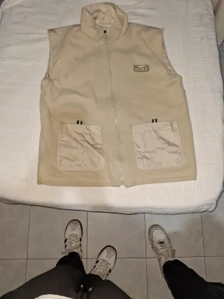 Chaleco beige con múltiples bolsillos y reversible