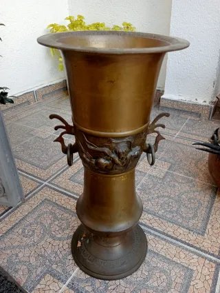 Paragüero antiguo de bronce