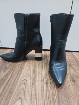 Botines Co. Tacón Geométrico Negro/Beige/Granate.