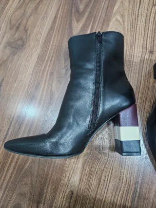 Botines Co. Tacón Geométrico Negro/Beige/Granate.