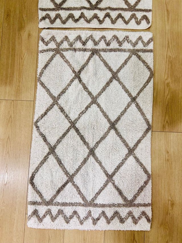 3 Tapetes laváveis bege e marrom