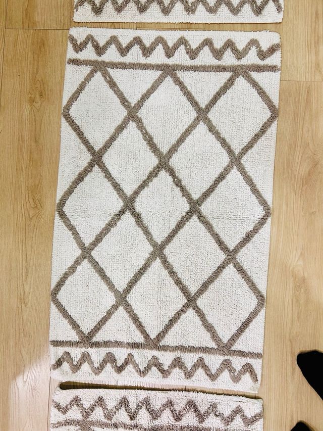 3 Tapetes laváveis bege e marrom