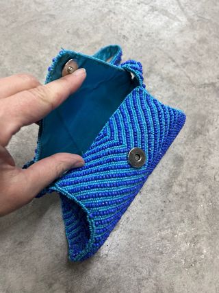 Bolso de perlas azul y turquesa