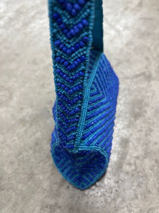 Bolso de perlas azul y turquesa