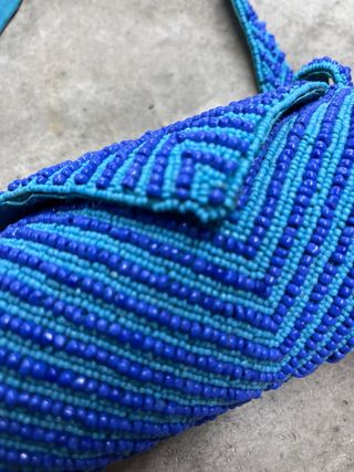 Bolso de perlas azul y turquesa