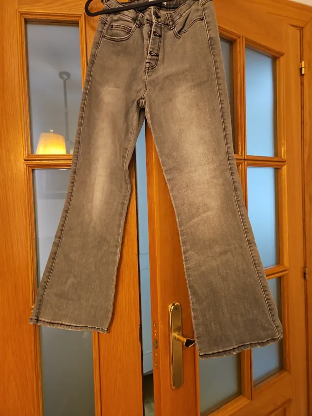 Pantalón recto ub poco pata elefante gris Mango