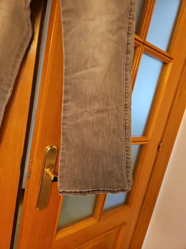 Pantalón recto ub poco pata elefante gris Mango