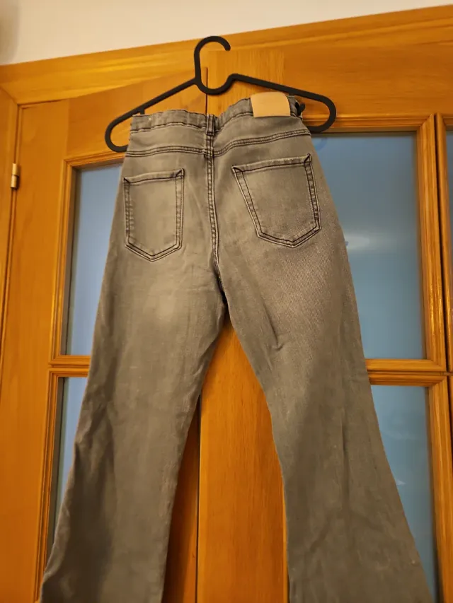 Pantalón recto ub poco pata elefante gris Mango