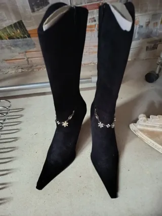 Botas altas de terciopelo con adorno