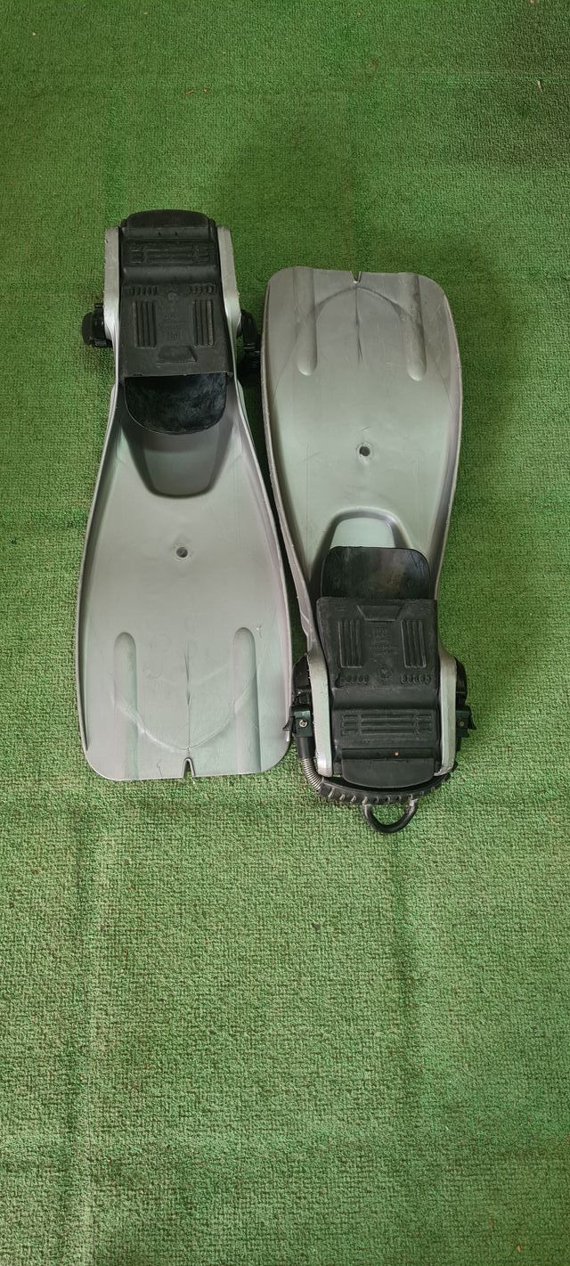 aletas de buceo con muelles