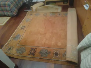 Alfombra de salón naranja y beige